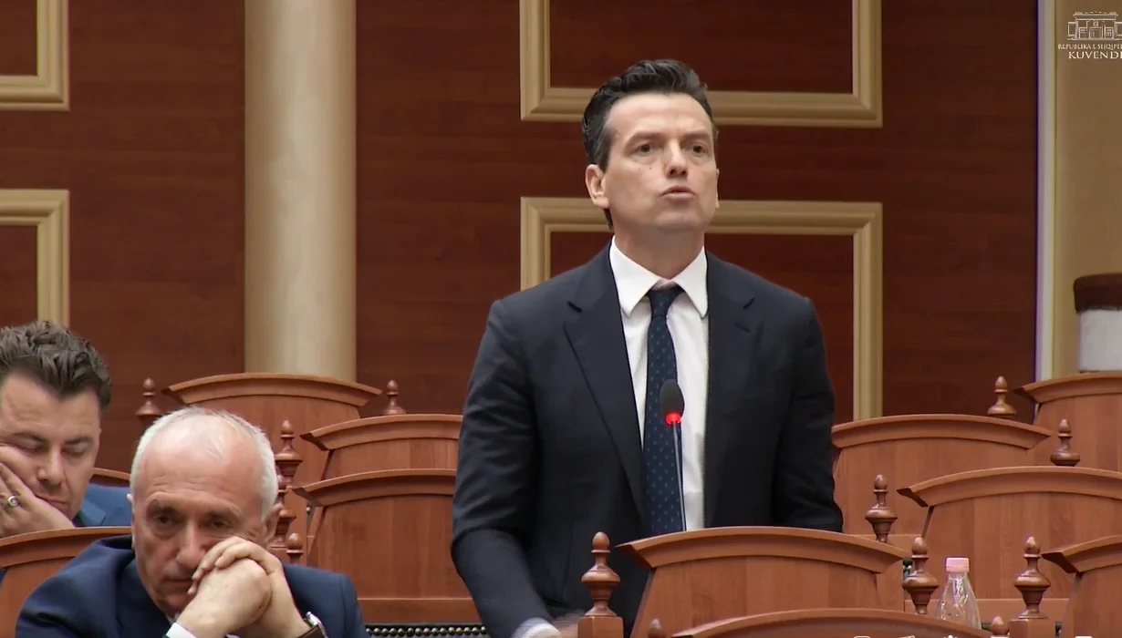 “O Bido si e katandis veten kështu?” Klodiana Spahiu i tërheq vërejtje Shehajt: Këtu s’ka as palaço as legena. Nëse njeh njeri për të tillë, shko dhe kërkoje në vend tjetër