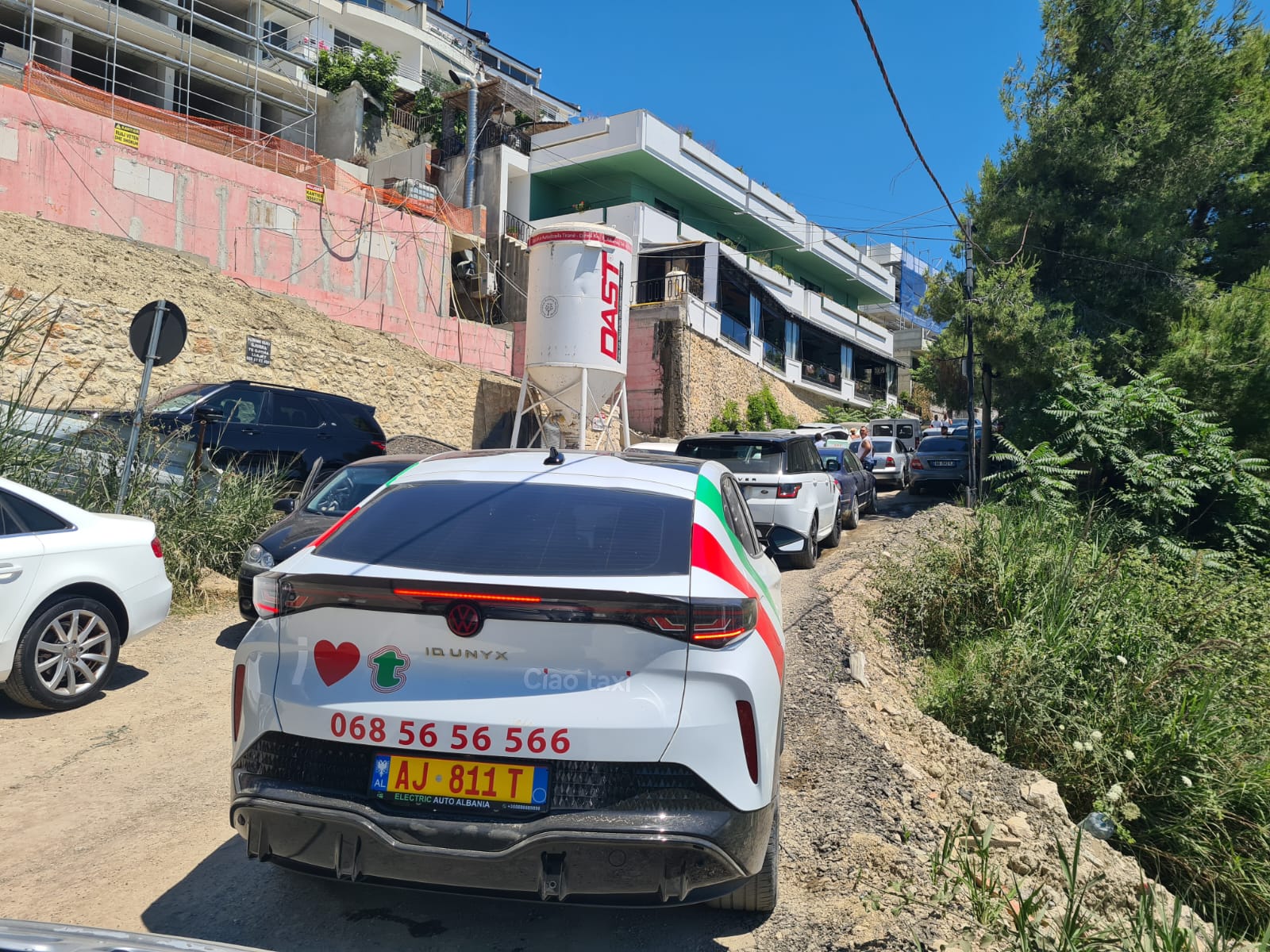 Kallmi paralizohet nga trafiku, dhjetëra automjete të bllokuara në rrugë (VIDEO)