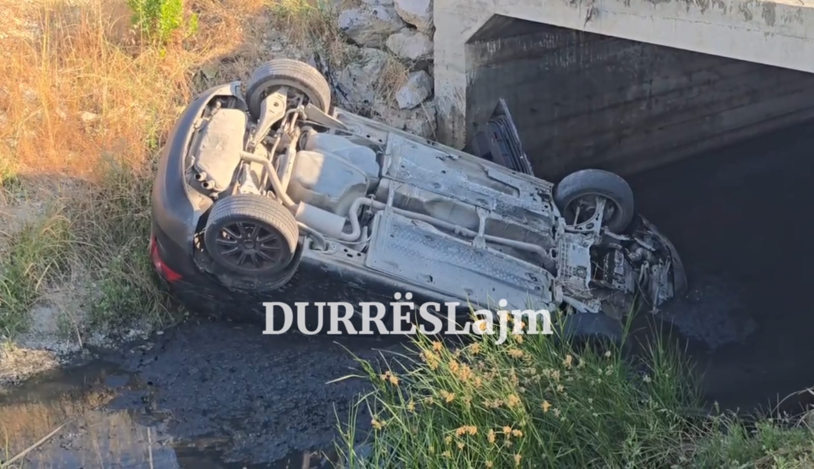 Aksident i rëndë në Durrës, makina përfundon në kanal (Video)