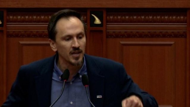 “Gruaja e Arlindit shpërndan fondet e BE”/ Përplasje e ashpër në Kuvend mes Balliut dhe Muçit: Kjo është për tu vlerësuar, jo për tu përdorur si sulm politik