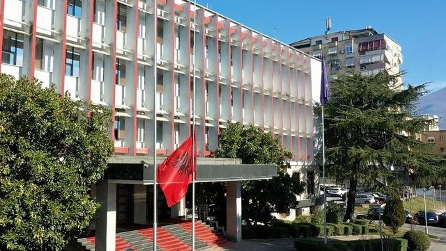 Protestuesit me maska hoqën flamurin e Izraelit në Tiranë/ Reagon Ministria e Punëve të Jashtme: Akt urrejtjeje