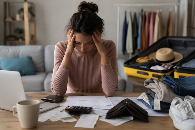 Eurostat: 35% e shqiptarëve nuk përballojnë qiratë, faturat, pushimet, apo blerjen e rrobave të reja