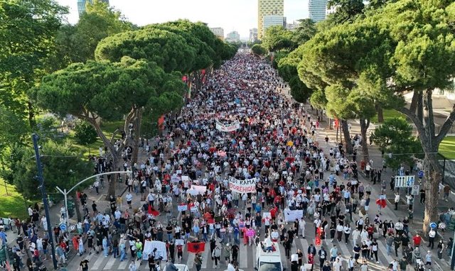 “Në Shqipërinë e vogël protestohet kundër resortit katastrofik”/ Senatori amerikan kundër projektit në Zvërnec: Ja se si duket oligarkia globale