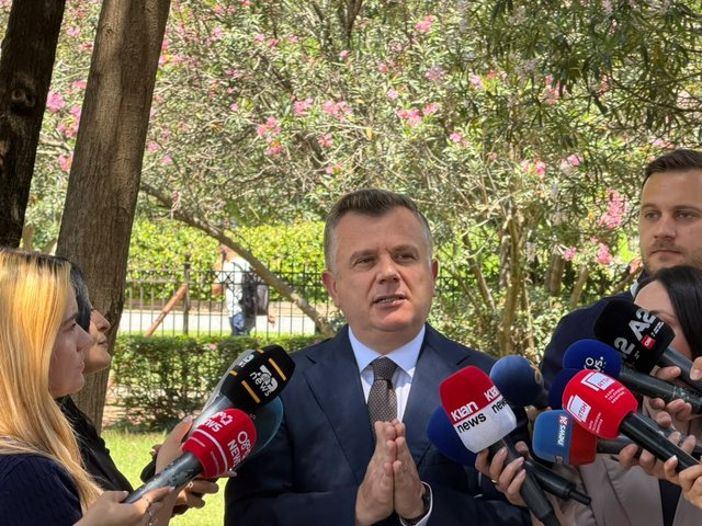 Protestat/ Balla: Duhen kërkesa konkrete. Pa përfaqësues zyrtarë nuk mund të ketë dialog institucional