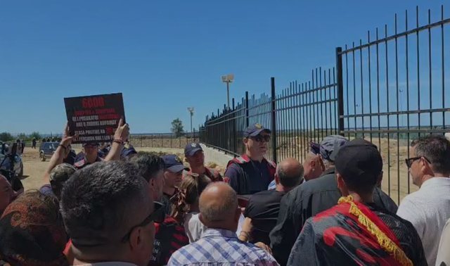 “Rama në burg, Berisha në burg”/ Tensione në Rrjoll, banorët përplasen me policinë