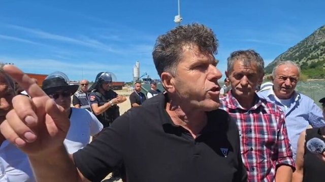 “I kemi lënë rinisë një Shqipëri ku drejton krimi dhe korrupsioni”/ Ish-polici nga protesta në Rrjoll: S’jam për dhunë, duam të drejtën