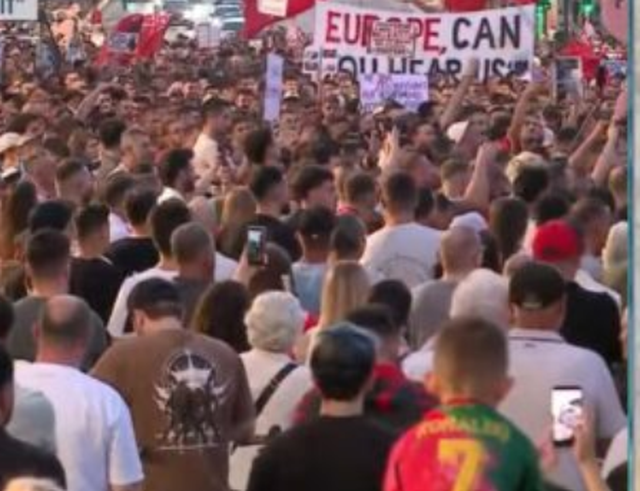 Nis marshimi masiv i protestuesve, Bulevardi “Dëshmorët e Kombit” tejmbushet nga qytetarët