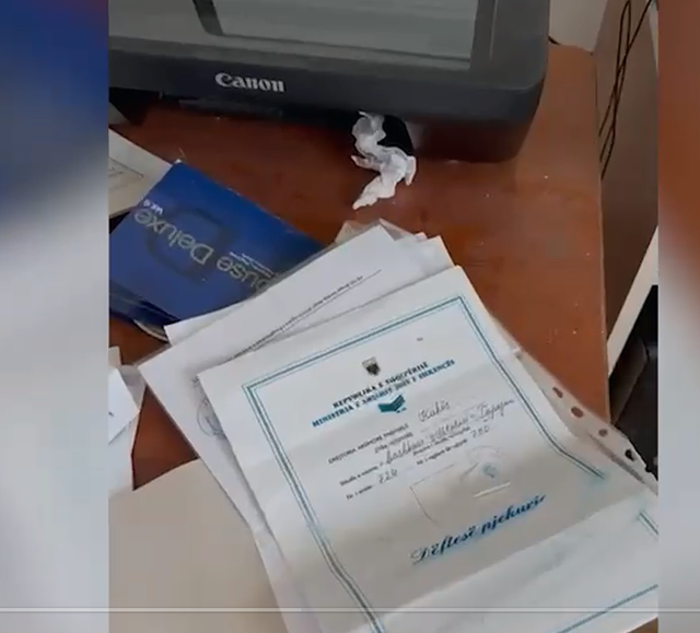 Zbulohet një laborator për falsifikim të dokumenteve, arrestohen babë e bir dhe bashkëpunëtori i tyre