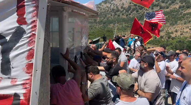Protestë në Kakome/ Banorët shembin rrethimin pas 22 vitesh