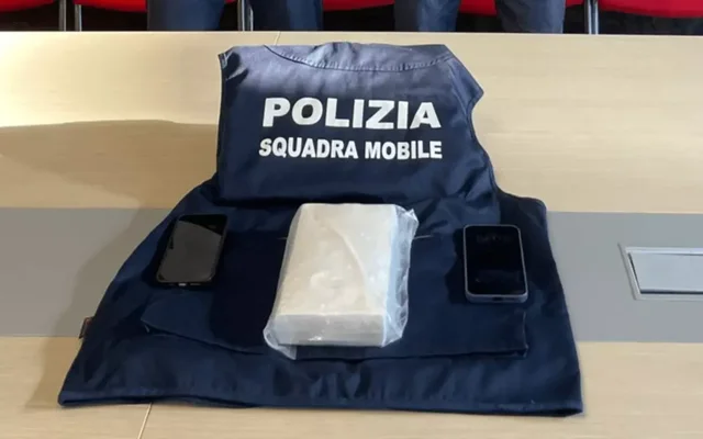 Mbante fshehur në makinen e tij një bllok kokaine me vlerë 30 mijë euro, arrestohet 33-vjeçari shqiptar në Itali