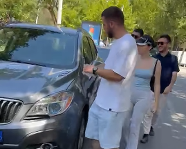 Protesta jashtë Kuvendit/ Të rinjtë u “vendosin gjoba” makinave: Mos procedoni studentët, jemi në protestë