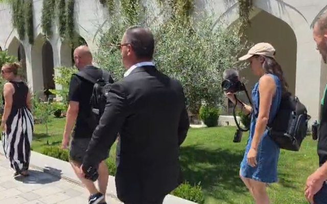 FOTOLJAM/ Protestuesit ndjekin deputetin e PS-së jashtë Parlamentit: Nuk na përfaqëson, hajdut
