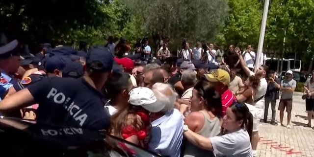 Përshkallëzohet situata para Parlamentit/ Policia ndërhyn për të hapur rrugën deputetëve, i bashkohet FNSH
