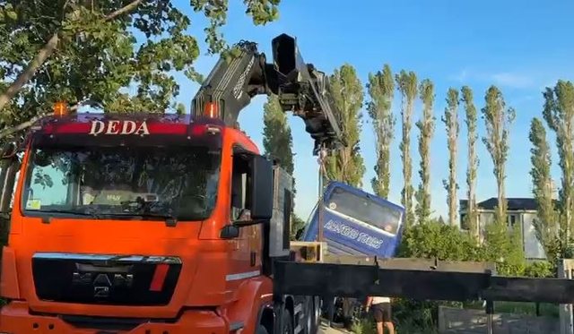 Zgjodhën rrugën dytësore për të shmangur trafikun, autobusi turistik del nga rruga dhe përfundon në kanal