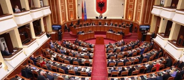 Kuvendi mblidhet sot, ndërsa protesta masive në Shqipëri hyn në ditën e 12-të. 6 interpelanca, mes tyre edhe me Ramën