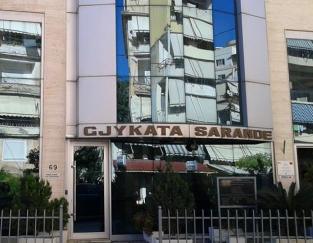 U vetëdorëzua dy ditë më parë pas shpalljes në kërkim për ndërtimet pa leje/ Gjykata e Sarandës liron ish-oficerin 