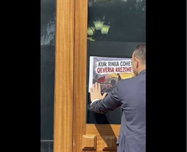 VIDEO/ Balliu në Kuvend me pankartat e protestave: Kur rinia çohet, qeveria rrëzohet