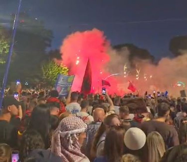 Bllokohet Tirana! Protestuesit vijojnë marshimin në rrugët e kryeqytetit