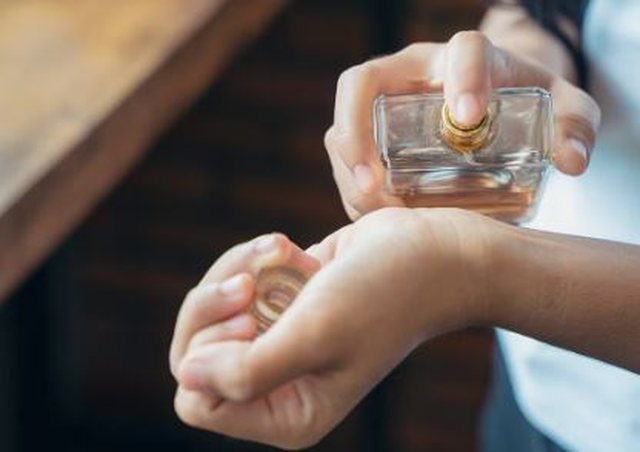 Mos e fërkoni parfumin! Gabimet e vogla që shkaktojnë mos zgjatjen e aromës