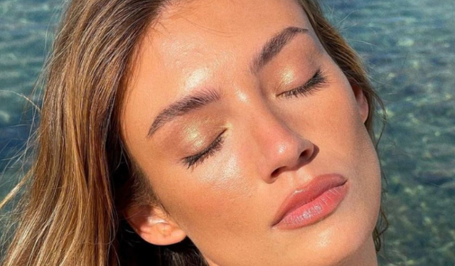 Pse lëkura bëhet më e yndyrshme gjatë verës? Dermatologët shpjegojnë shkaqet dhe si ta parandaloni!