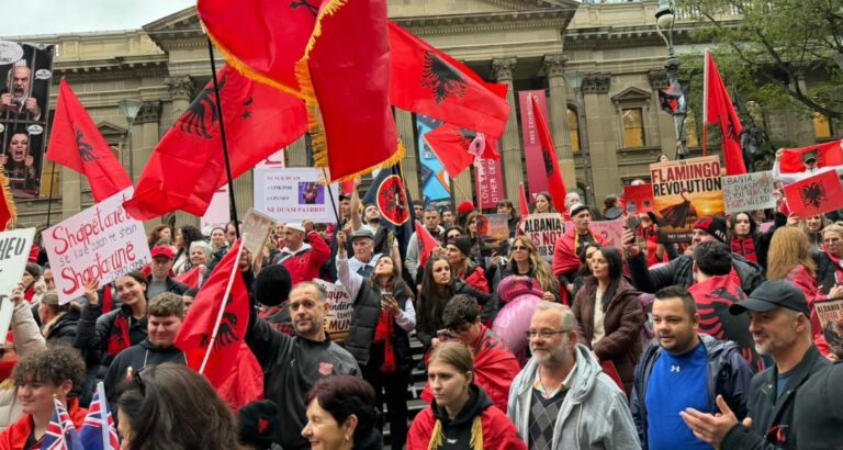 “Duam patriot, jo piktor” – Protestë masive e shqiptarëve kundër Ramës edhe në Australi