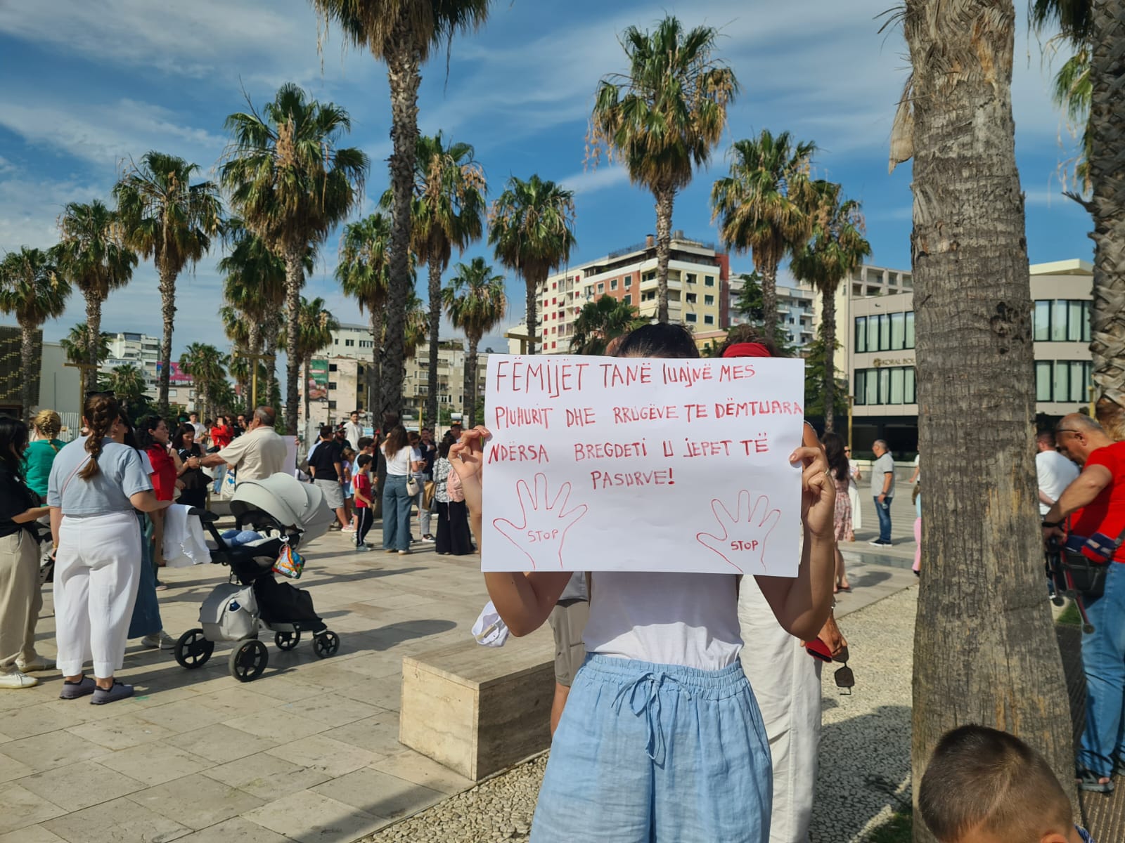 Pankartat e protestuesve në Durrës kundër projektit në Zvërnec: Zgjidhni problemet bazë, jo projektet madhështore