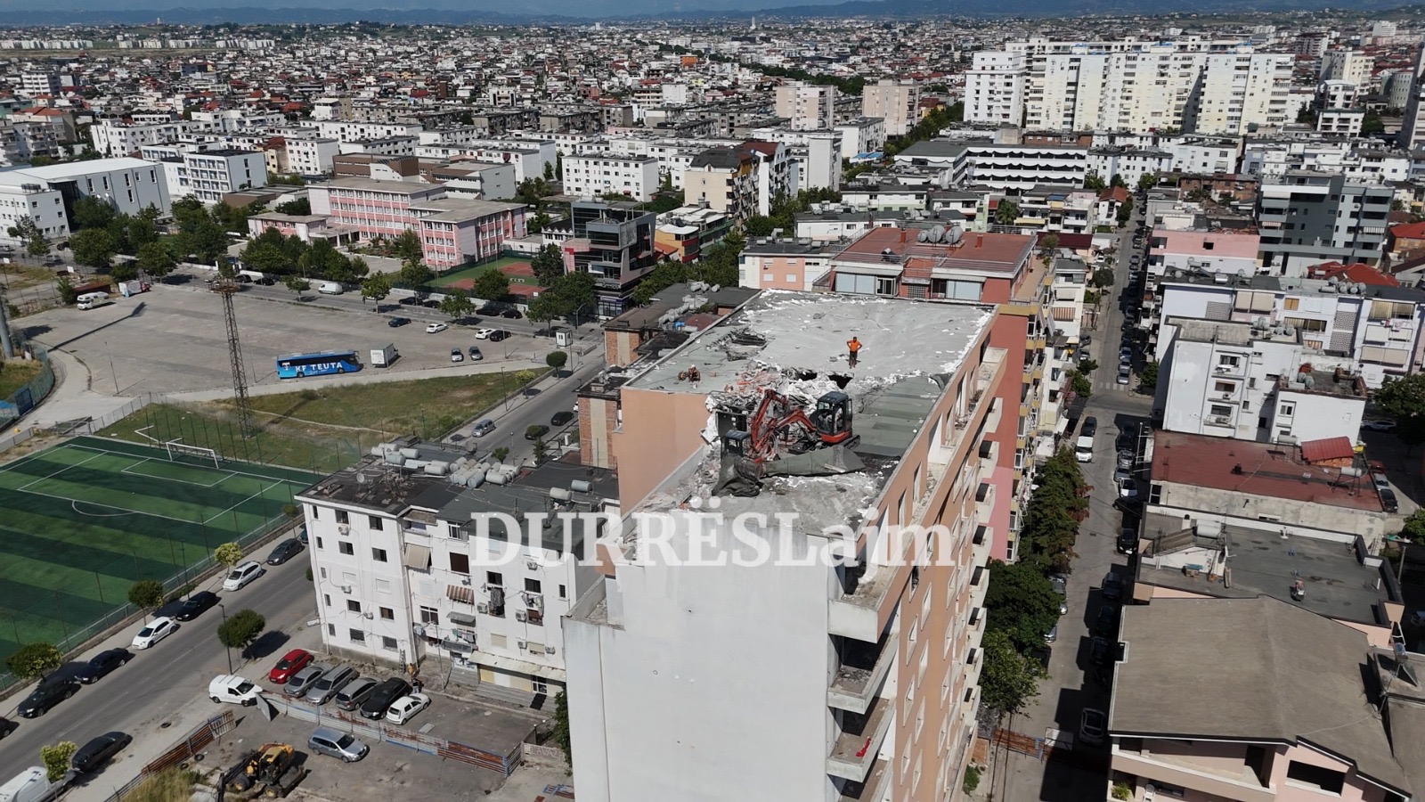 Nis shembja e pallatit të dëmtuar nga tërmeti, prishja ka filluar nga kati i 10 me mjete të rënda