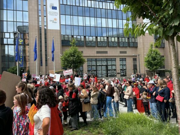 Diaspora në protestë para Komisionit Evropian, mesazh Ramës: 2 mln shuplaka do të vijnë nga shqiptarët