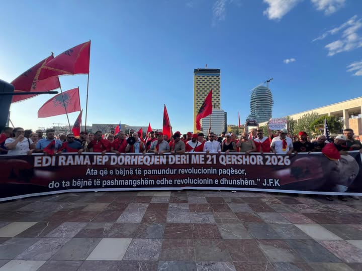 FOTOLAJM/ Mesazhi i shqiptarëve të diasporës për Edi Ramën
