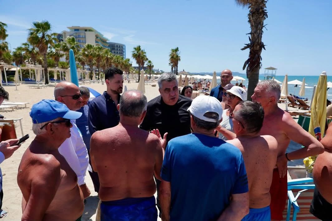 Sezoni turistik, ministri Gonxhja inspekton plazhet publike të Kavajës