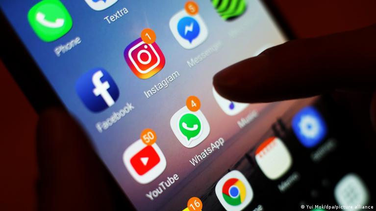 Evropa shqyrton ndalimin e mediave sociale për adoleshentët, ja vendet me përdorimin më problematik të tyre