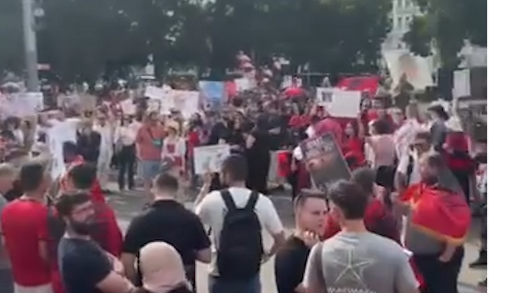 Protesta e radhës kundër projektit në Zvërnec, nis grumbullimi i madh në sheshin “Skënderbej”