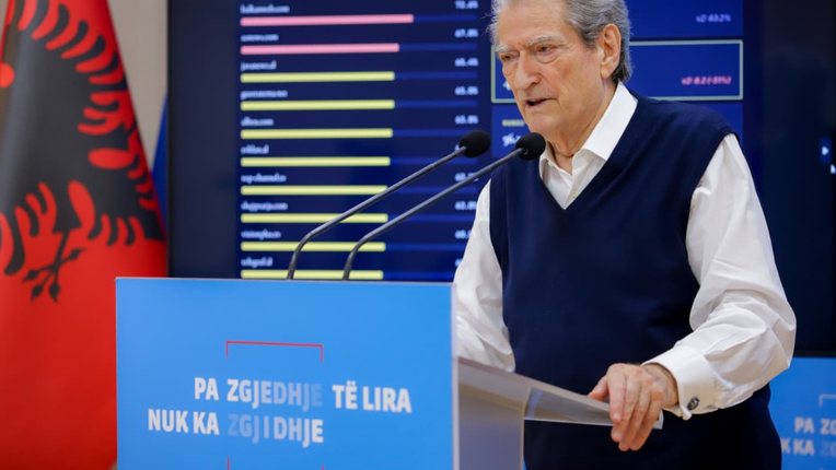 Marjana Koçeku braktisi grupin e PS/ Berisha: Të gjithë deputetët socialistë të largohen nga Rama