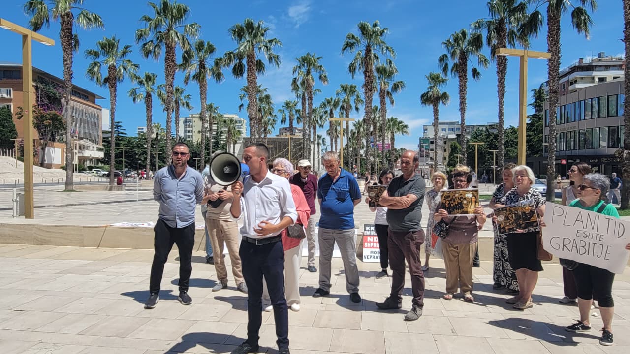 LIVE/ Nis protesta kundër projektit “TID”  para bashkisë në Durrës