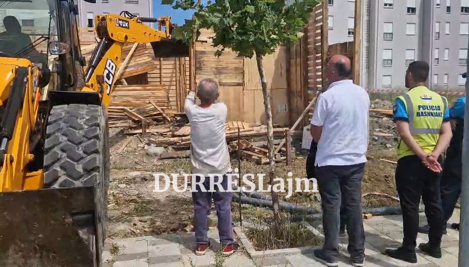 I mbetur pa shtëpi, qytetari nga Durrësi kërcënon me veprim ekstrem ndaj fëmijëve (VIDEO)
