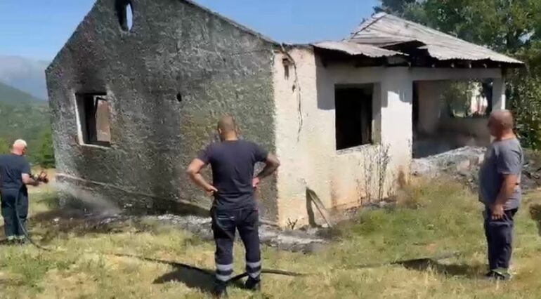Kisha ia ndërtoi për bamirësi, shkrumbohet banesa e 80-vjeçarit