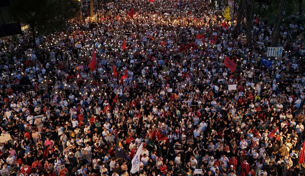 “Mijëra njerëz protestojnë duke kërkuar dorëheqjen e kryeministrit Rama”/ Euronews-i: Demonstratat janë shndërruar në një lëvizje të gjerë anti-establishment