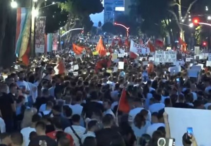 Pas protestës, qytetarët nisin marshimin paqësor në rrugët e Tiranës