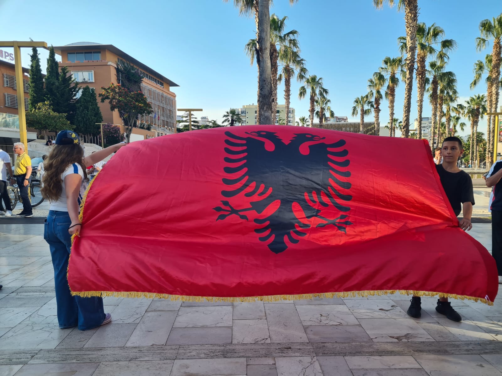 FOTOLAJM/ Nis protesta në Durrës, qytetarët mbushin sheshin me pankarta kundër qeverisë dhe betonizimit