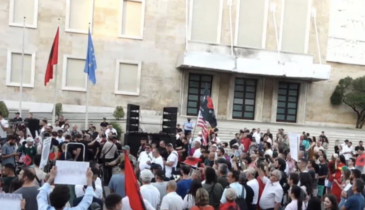Penguan qarkullimin e mjeteve gjatë zhvillimit të protestës së 18-të në Tiranë, procedohen penalisht 23 persona