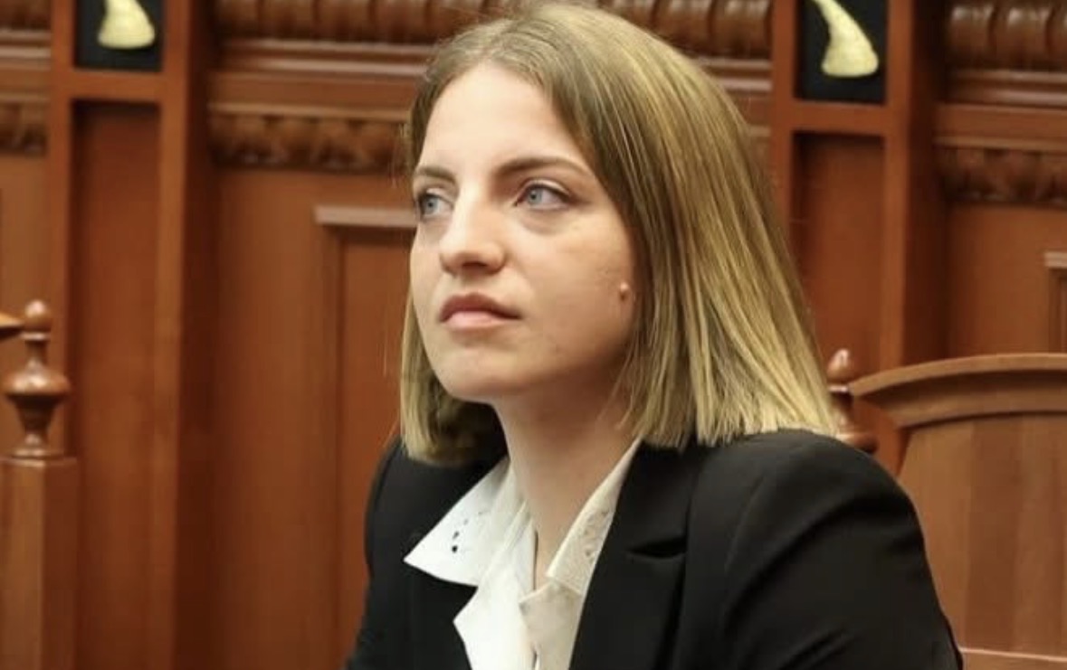 Bajrat kallëzojnë deputeten Marjana Koçeku në SPAK