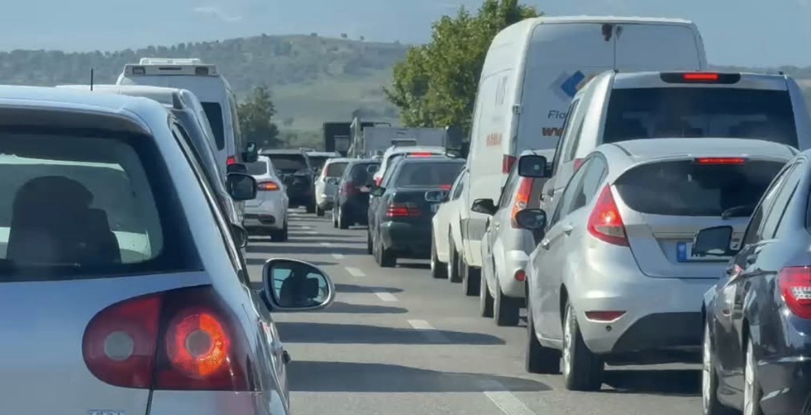 Aksident në aksin Levan-Vlorë, rëndohet trafiku në autostradë