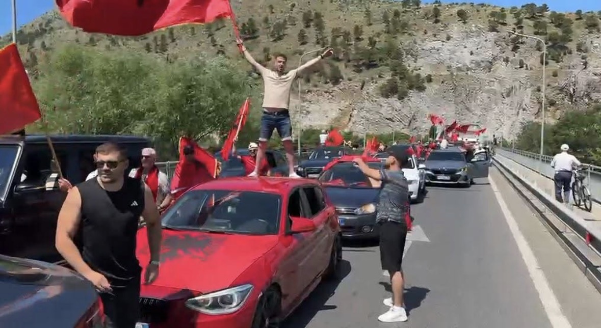 Autokolona e Diasporës mbërrin në Shkodër, niset drejt Tiranës në mbështetje të protestës