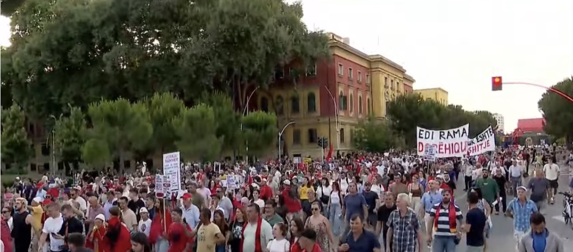 “Dorëheqje!”, qytetarët marshojnë drejt Kryeministrisë në ditën e 23-të të protestës