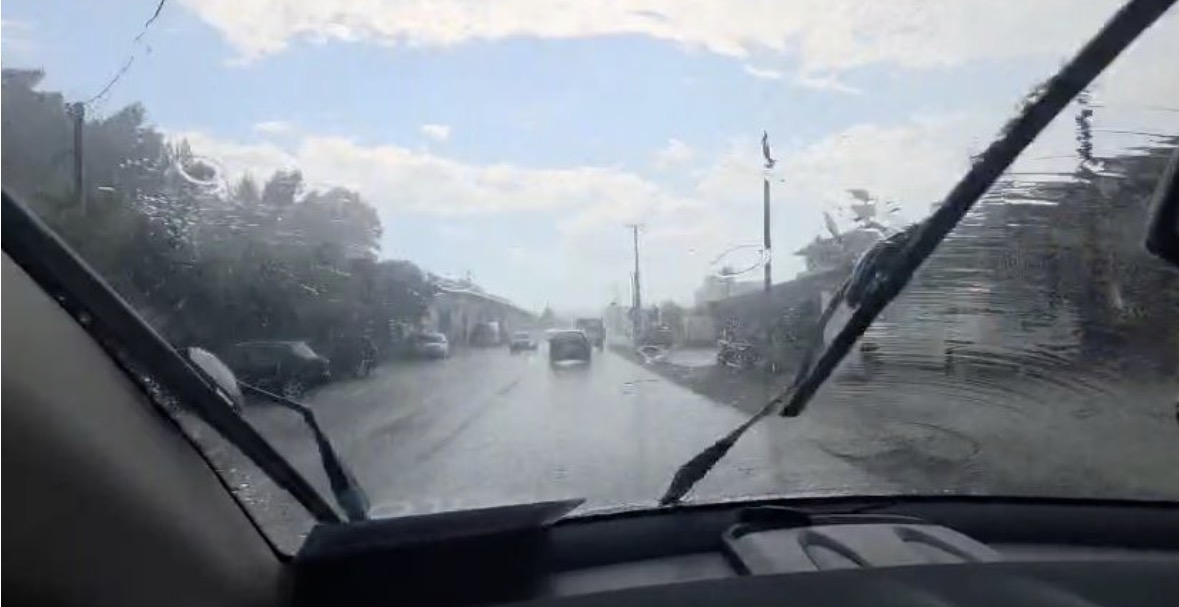 Rrebeshe të forta shiu përfshijnë Elbasanin, vështirësi në qarkullimin rrugor