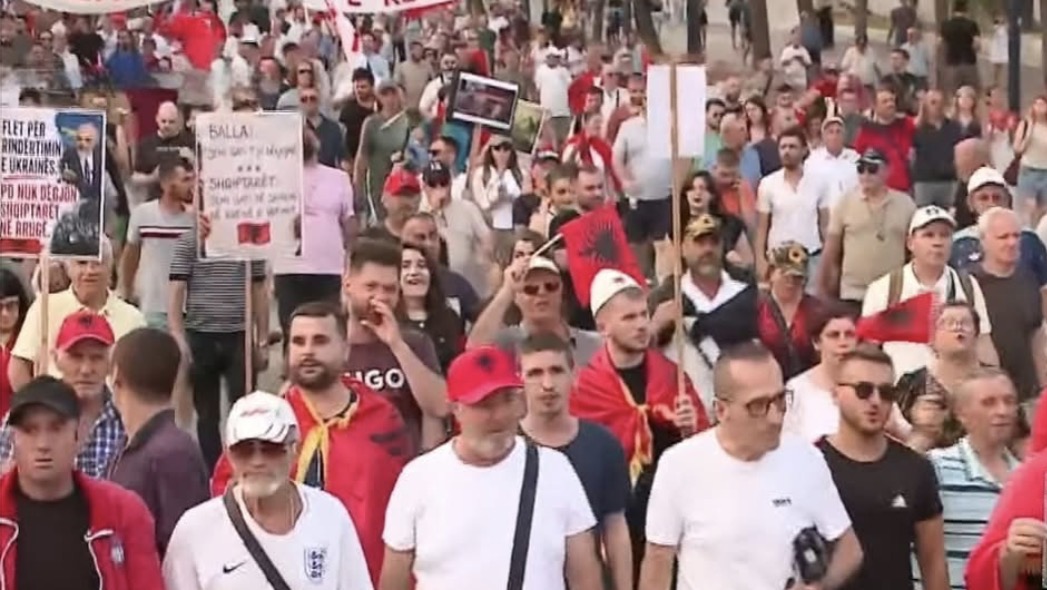 Dita e 26-të e protestës në Tiranë, aktivistët dhe qytetarët nisin marshimin drejt Kryeministrisë