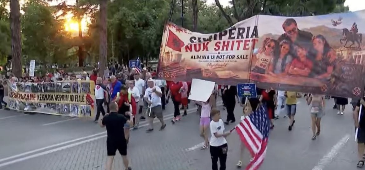 Dita e 27-të e protestës në Tiranë, qytetarët marshojnë nga sheshi “Skënderbej” drejt Kryeministrisë