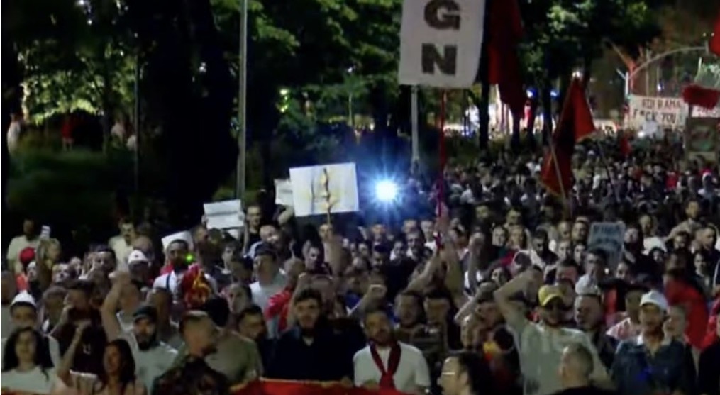 Pas tubimit para Kryeministrisë, protestuesit marshojnë në rrugët e kryeqytetit në ditën e 27-të të protestës
