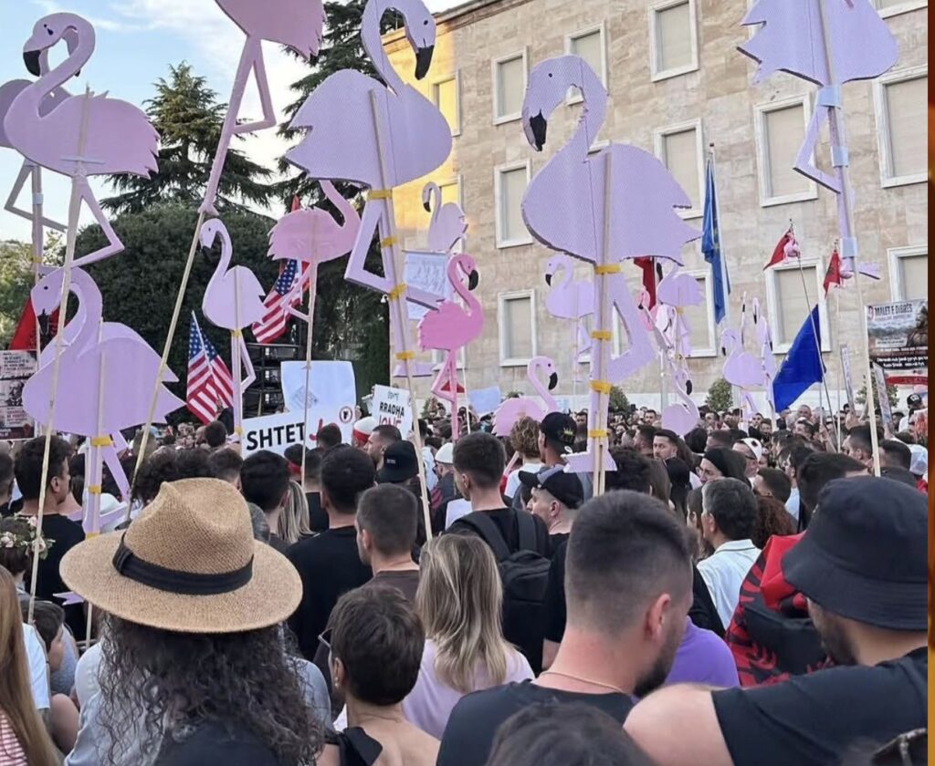 Si po e ndryshon protesta ekonominë e mbrëmjes në Tiranë; Të rinjtë heqin dorë edhe nga koncertet