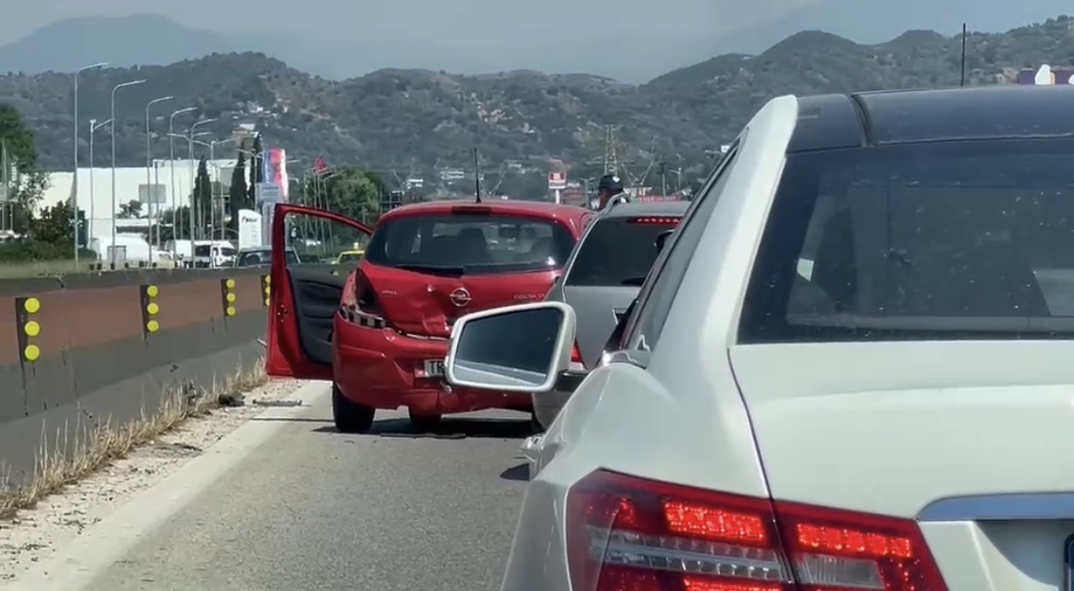 Aksident zinxhir në autostradën Durrës–Tiranë, dy persona të lënduar